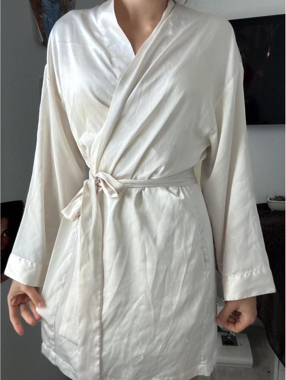 Victoria's Secret Women's Cream and White Rob